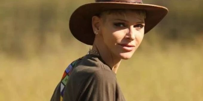 Kindheitsdrama - Charlènes Afrika-Haus von Rebellen niedergebrannt