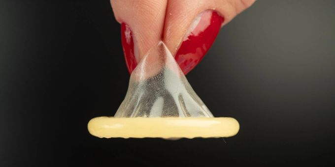 Aus einvernehmlichem Sex kann ein Verbrechen werden, wenn das Kondom gegen den Willen des Partners heimlich weggelassen oder abgezogen wird. Aus einvernehmlichem Sex kann ein Verbrechen werden, wenn das Kondom gegen den Willen des Partners heimlich weggelassen oder abgezogen wird.