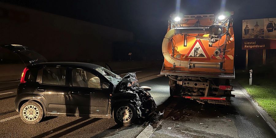 Pratteln BL/A2: Auffahrkollision zwischen Personenwagen und Wischmasch