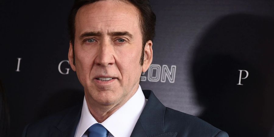 Schauspieler Nicolas Cage zeigt in «Renfield» Zähne.