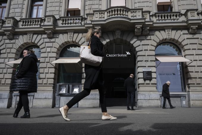 Menschen gehen am Eingang der Schweizer Bank Credit Suisse an ihrem Hauptsitz in Zürich, Schweiz, am 16. März 2023 vorbei. Credit Suisse