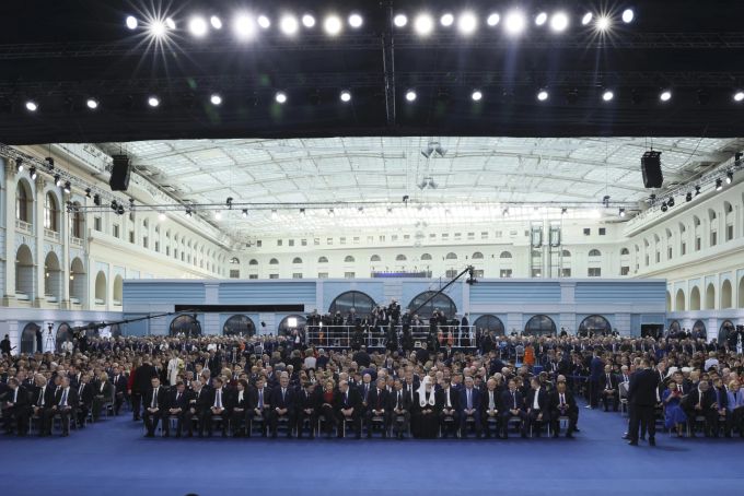 Teilnehmer versammeln sich, um die jährliche Rede des russischen Präsidenten Wladimir Putin zur Lage der Nation in Moskau, Russland, zu hören, Dienstag, 21. Februar 2023 Russia Putin