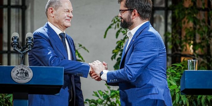 Bundeskanzler Olaf Scholz (SPD) und sein chilenischer Amtskollege Gabriel Boric nach einer gemeinsamen Pressekonferenz. Chile ist die zweite Station der Lateinamerika-Reise des Bundeskanzlers. Bundeskanzler Olaf Scholz (SPD) und sein chilenischer Amtskollege Gabriel Boric nach einer gemeinsamen Pressekonferenz. Chile ist die zweite Station der Lateinamerika-Reise des Bundeskanzlers.