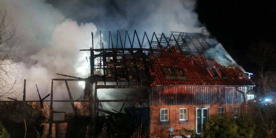 Rauch steigt aus der umgebauten Scheune in der Gemeinde Klein Zecher (Kreis Herzogtum Lauenburg).