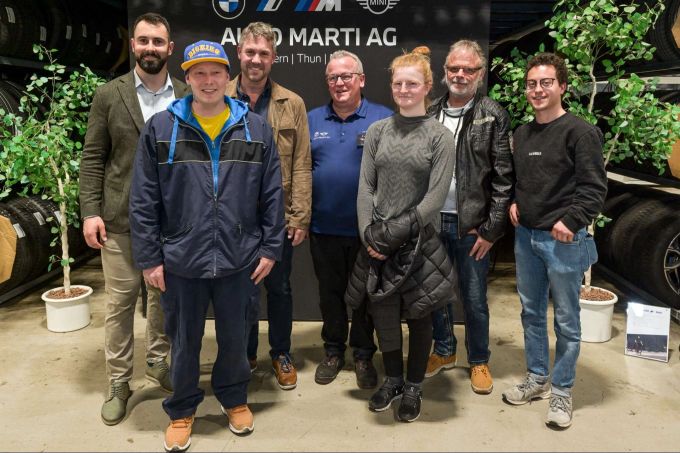 Das Team der Carrosserie Spiez AG zusammen mit Matthias Kappeler und Urs Gugger.