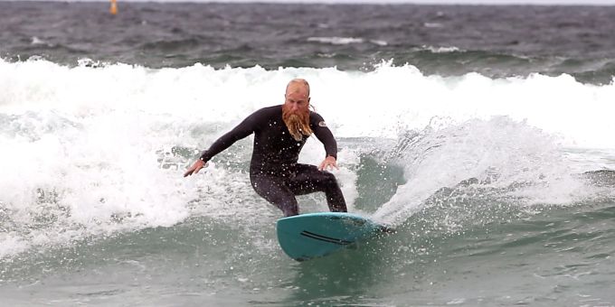 Blake Johnston ist immer noch dabei, den längsten Surf-Weltrekord von 500 Wellen in nur 40 Stunden zu brechen. Blake Johnston ist immer noch dabei, den längsten Surf-Weltrekord von 500 Wellen in nur 40 Stunden zu brechen.