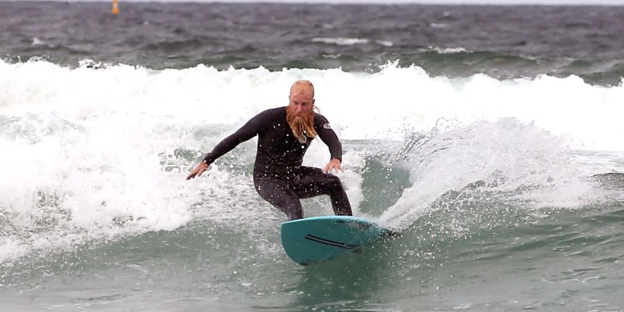 Blake Johnston ist immer noch dabei, den längsten Surf-Weltrekord von 500 Wellen in nur 40 Stunden zu brechen.