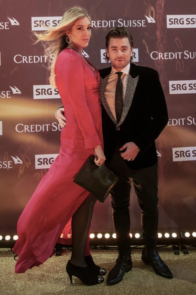 Baschi ist mit Alana Netzerzusammen. baschi