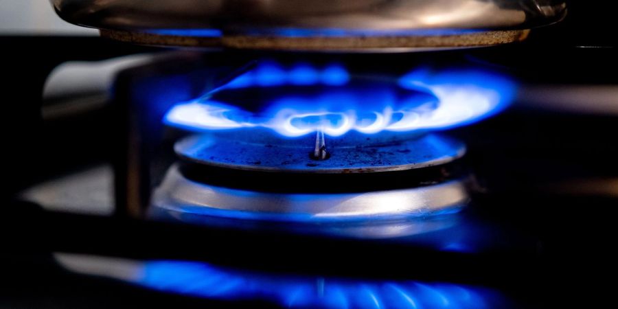 Eine Gasflamme brennt auf einem Küchenherd.