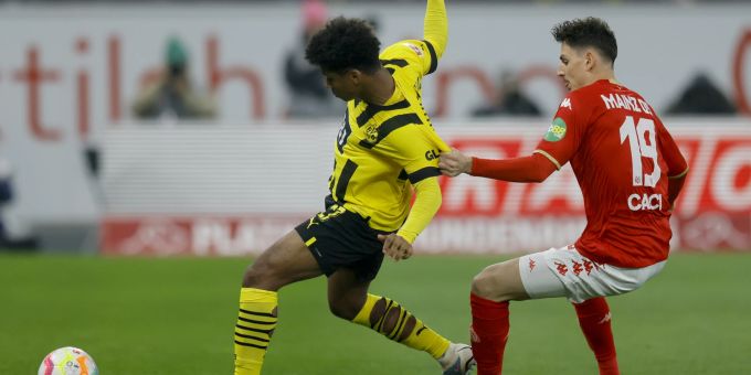 Anthony Caci von Mainz im Duell mit Dortmunds Karim Adeyemi. Bundesliga