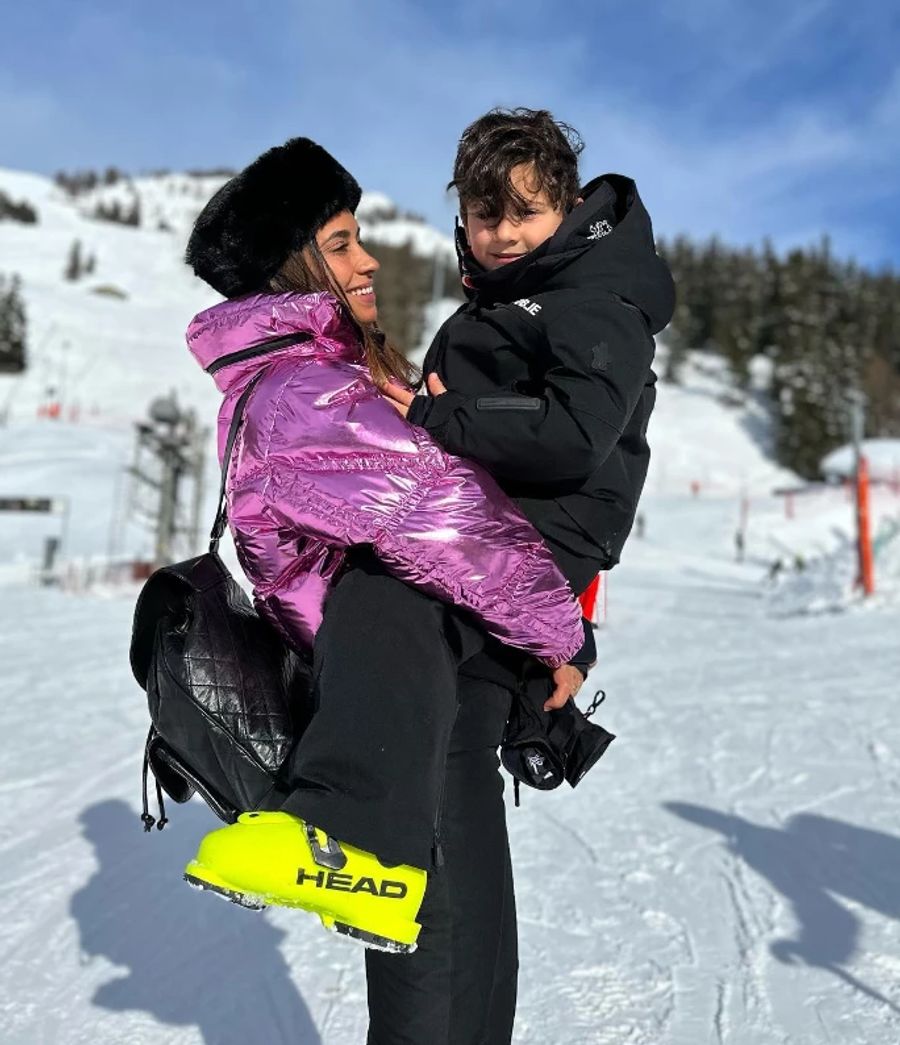 Die Familie Messi tankt Sonne in den Walliser Bergen.