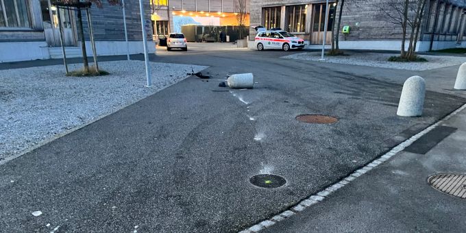 Altstätten: Lenker kollidiert mit Betonpoller Altstätten: Lenker kollidiert mit Betonpoller