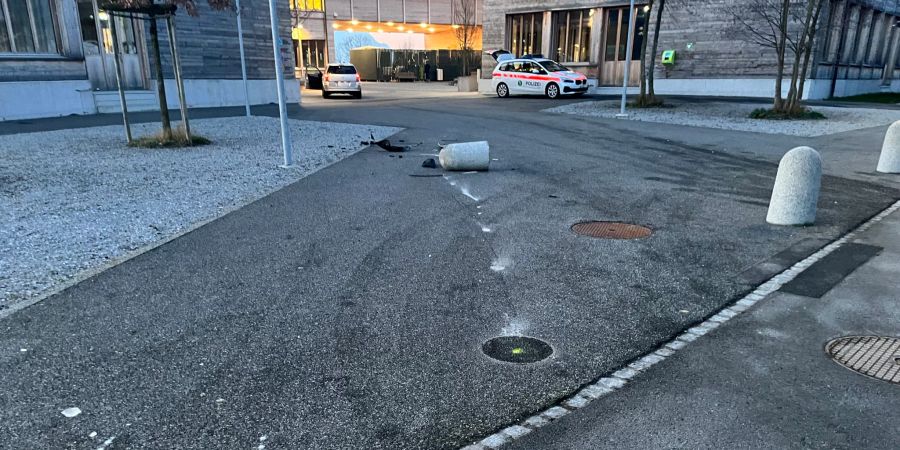 Altstätten: Lenker kollidiert mit Betonpoller