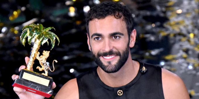 Marco Mengoni posiert mit seinem Preis am Musikfestival von Sanremo. sanremo