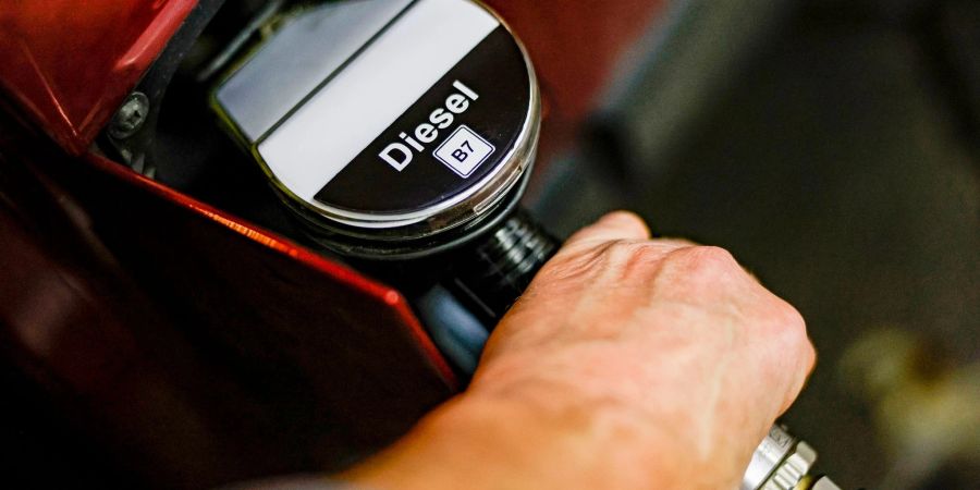 Im März 2022 wurden unter dem Eindruck des Ukraine-Krieges alle Spritpreisrekorde pulverisiert - Diesel kostete im bundesweiten Tagesdurchschnitt zeitweise 2,321 Euro pro Liter.