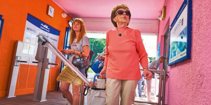 Eine Rentnerin in der Freizeitanlage Genève-Plage. (Symbolbild) rentenalter