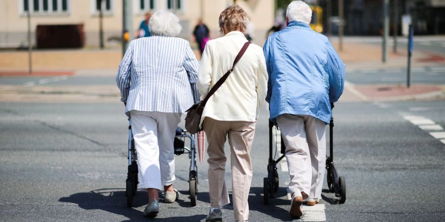 Neuesten Rechnungen zufolge kommen bis zum Jahr 2060 auf 100 Menschen im Erwerbsalter 45 im Rentenalter.