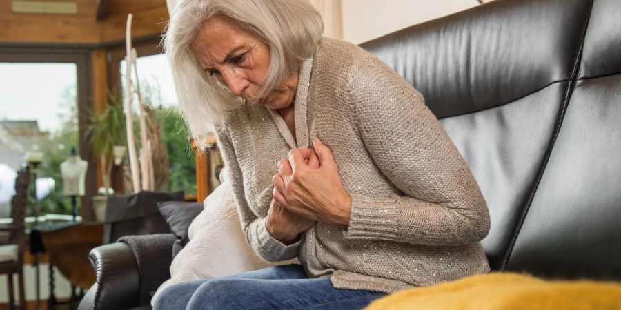 Ein schnellerer Herzschlag: Das ist ein Symptom, wenn eine Entzündung der Herzinnenhaut vorliegt. Sie kann ihre Ursache in einer unbehandelten Parodontitis haben.