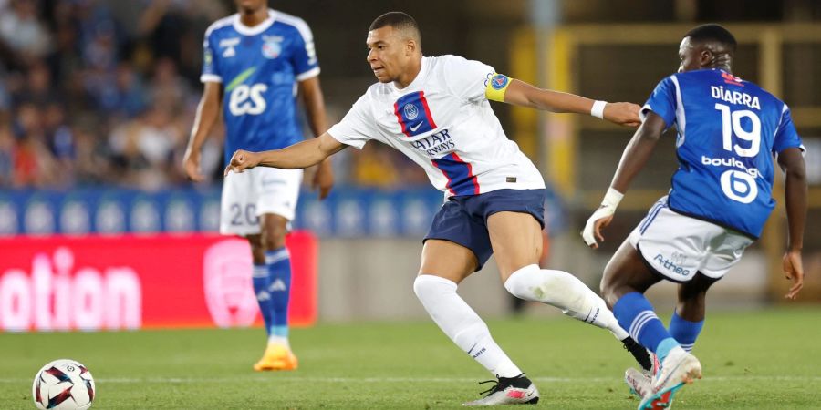 PSG um Superstar Kylian Mbappé (M.) reichte ein Remis in Strassburg.