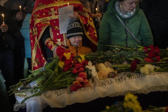 Das Bild des weinenden Mikhail Shulha verbreitet sich sofort. ukraine krieg