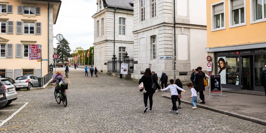 Passanten auf dem Klosterplatz in Solothurn.