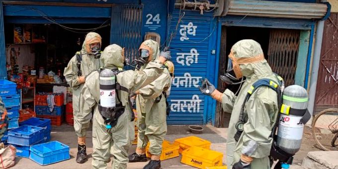 Mitarbeiter der National Disaster Response Force (NDRF) bei der Evakuierung von Menschen nach einem Gasleck in Ludhiana. Mitarbeiter der National Disaster Response Force (NDRF) bei der Evakuierung von Menschen nach einem Gasleck in Ludhiana.