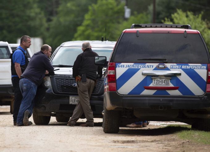 Einsatzkräfte sind vor dem Wohnhaus in Texas, in dem fünf Menschen erschossen worden sein sollen. Texas