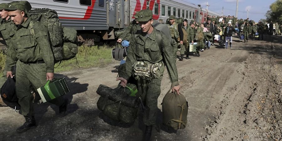 ARCHIV - Russische Rekruten an einem Bahnhof in der Region Wolgograd. Laut britischer Geheimdienste sind die Strafen bei den russischen Truppen deutlich verschärft worden. Foto: Uncredited/AP/dpa