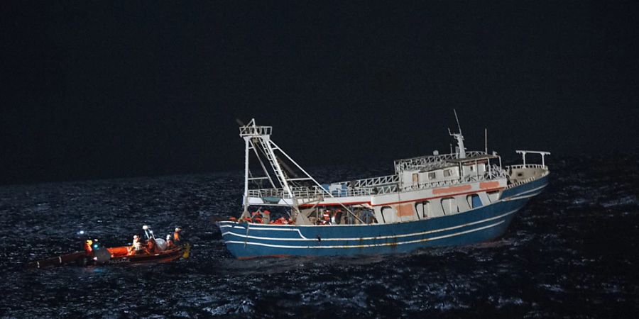 dpatopbilder - Der aufwendige Rettungseinsatz der «Geo Barents» gestaltete sich wegen des hohen Seegangs als sehr gefährlich und dauerte mehr als elf Stunden. Foto: Salvatore Cavalli/AP/dpa