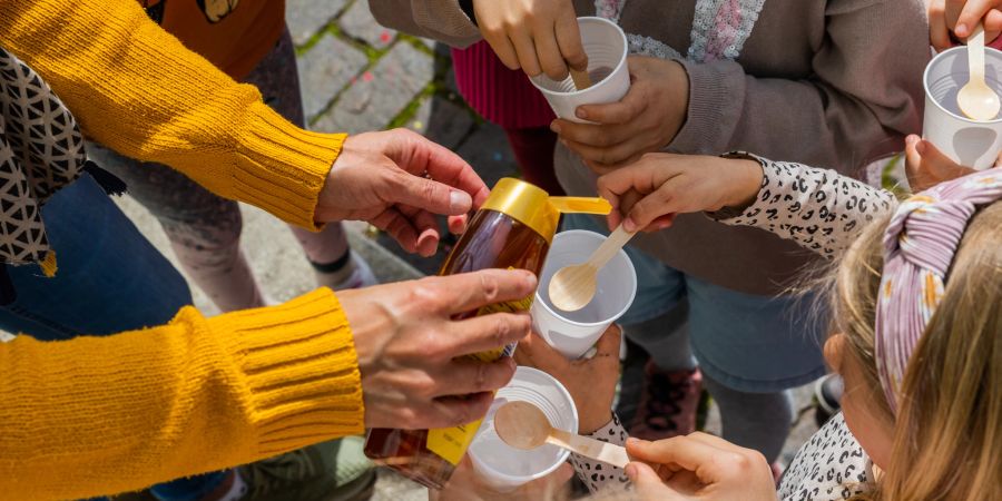 Die Kinder durften selber Schmetterlings-Futter zubereiten.