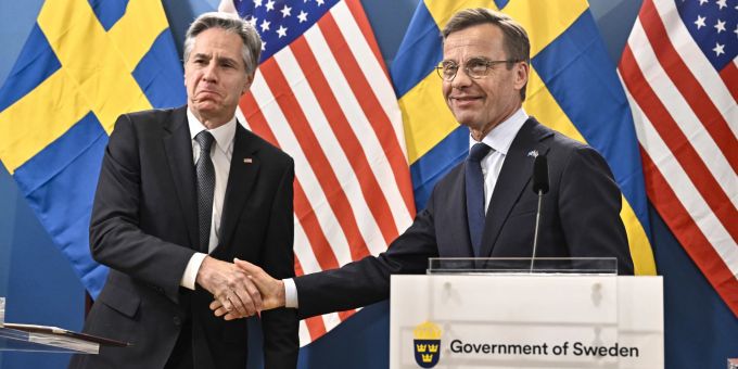 US-Aussenminister Antony Blinken (L) und Schwedens Ministerpräsident Ulf Kristersson (R) schütteln sich während eines Pressetermins in der F 21-Luftflotte, Kallaxheden in Lulea, Schweden, am 30. Mai 2023 die Hände. Transatlantic Ministral Meeting in Lulea