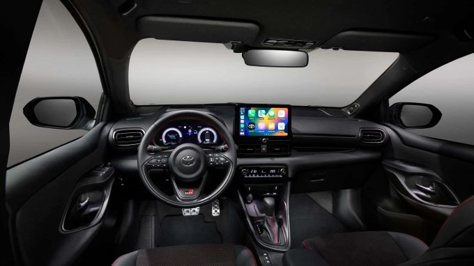 Auch das zentrale Display des Infotainments wurde vergrössert und das System verfügt nun über noch mehr Technik-Spielereien Toyota Yaris Hybrid 130