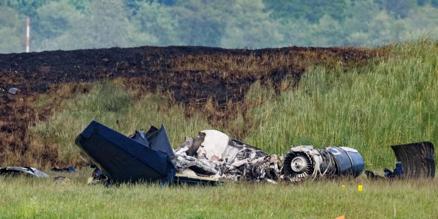 Trümmerteile an der Absturzstelle auf dem Luftwaffenstützpunkt Hohn.