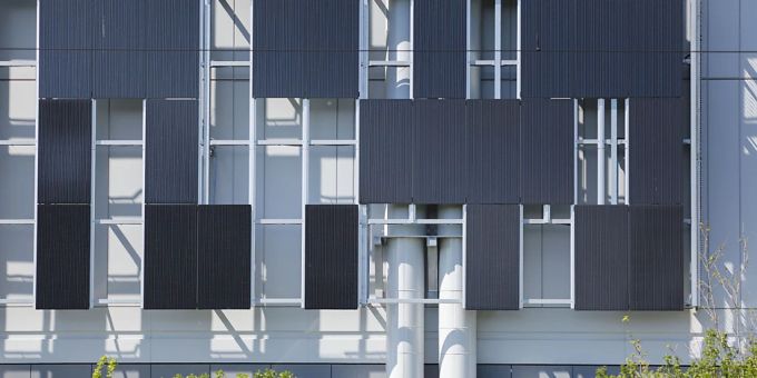 Wegen Brandgefahr bewilligt die Zürcher Gebäudeversicherung bis auf Weiteres keine Solarpanels auf Fassaden mehr. (Symbolbild) Wegen Brandgefahr bewilligt die Zürcher Gebäudeversicherung bis auf Weiteres keine Solarpanels auf Fassaden mehr. (Symbolbild)