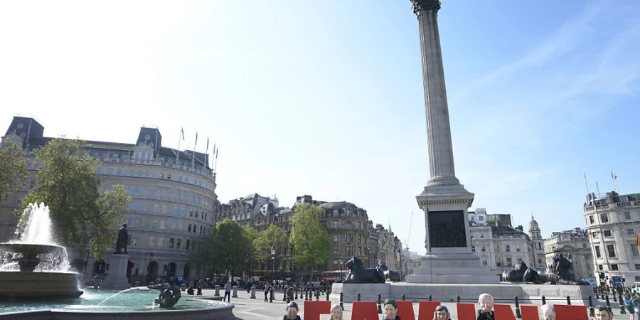 Aktivisten von Oxfam tragen die sogenannten «Big Heads» der G7-Staats- und Regierungschefs auf dem Trafalgar Square, um auf die Untätigkeit der G7-Staaten in der Hungerkrise in Ostafrika hinzuweisen. Foto: Kirsty Wigglesworth/AP/dpa