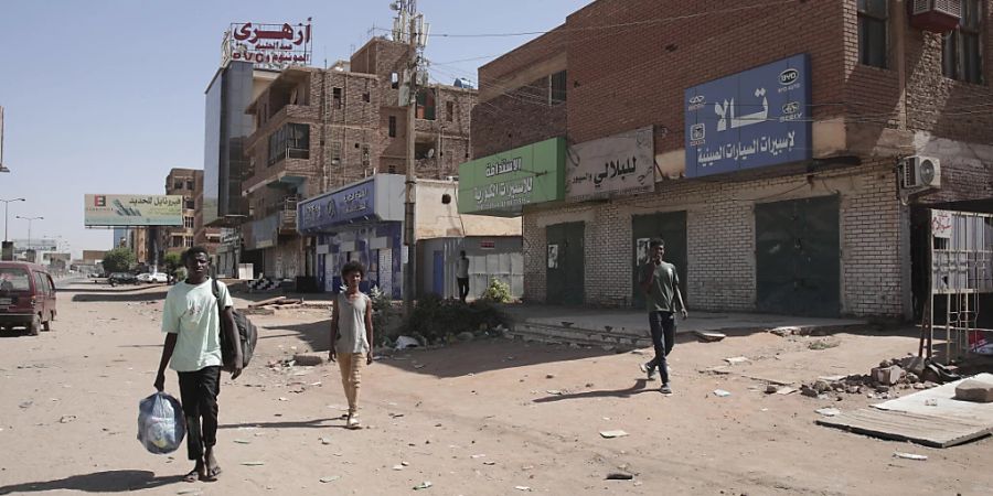 Die Luftangriffe und der Beschuss haben sich in Teilen von Khartum und der angrenzenden Stadt Omdurman verstärkt. Foto: Marwan Ali/AP/dpa