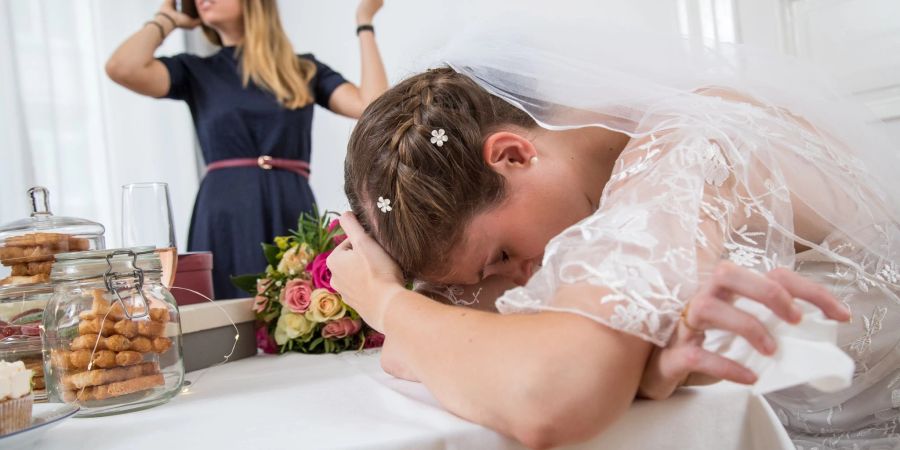 Ist dieser Schritt überhaupt der richtige? Zweifel und Bedenken packen rund um den Hochzeitstag nicht nur Bräute.