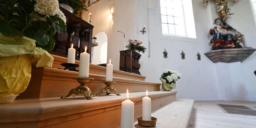 In der Wallfahrtskirche St. Anton in Garmisch-Partenkirchen stehen fünf Kerzen zum Gedenken an die Todesopfer.