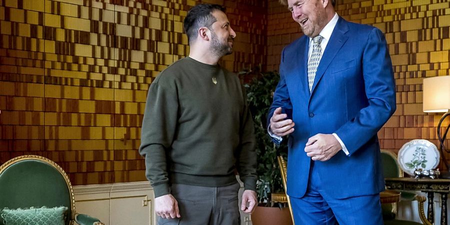 dpatopbilder - Wolodymyr Selenskyj (l), Präsident der Ukraine, und Willem-Alexander, König der Niederlande, sprechen während eines Treffens miteinander. Selenskyj setzt seine Europa-Reise in den Niederlanden fort. Foto: Remko De Waal/Pool ANP/AP/dpa