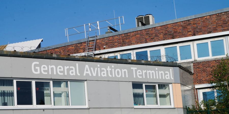 General Aviation Terminal steht in grossen Lettern auf dem General Aviation Center am Flughafen Berlin Brandenburg BER.