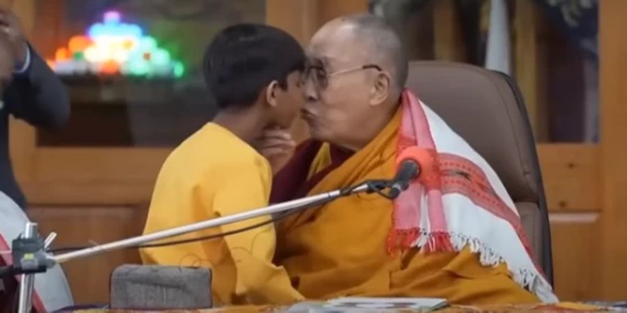 Der Dalai Lama hat einen Buben gebeten, seine Zunge zu lutschen.