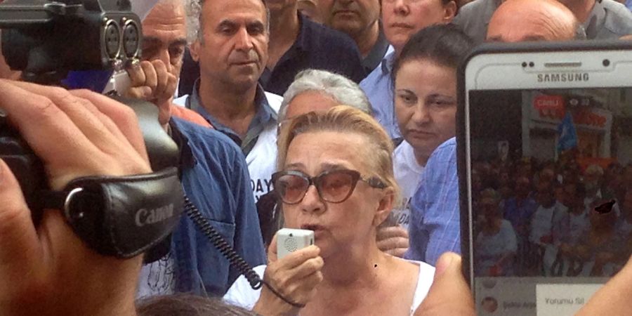 Die Architektin Mücella Yapici (M.) spricht bei einem Protest anlässlich des Jahrestages der Gezi-Proteste.