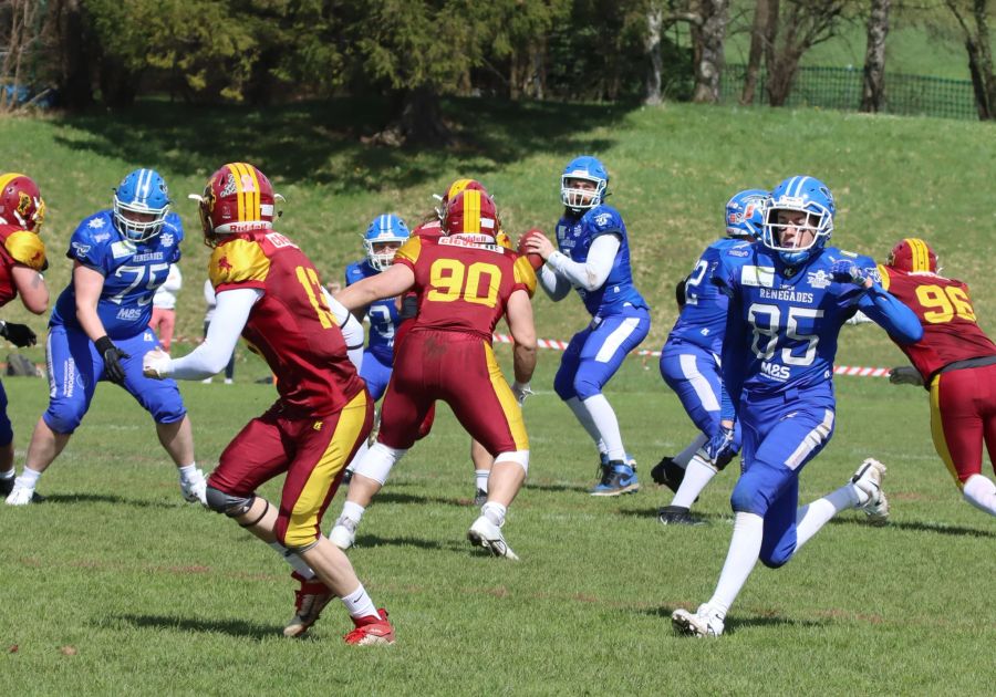 Der Renegades-Quarterback sucht nach einem freien Receiver.