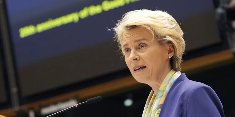 Ursula von der Leyen, Präsidentin der Europäischen Kommission, hält eine Rede bei einer Zeremonie vor dem 25. Jahrestag des Karfreitagsabkommens während einer Plenarsitzung im Europäischen Parlament. Foto: Virginia Mayo/AP