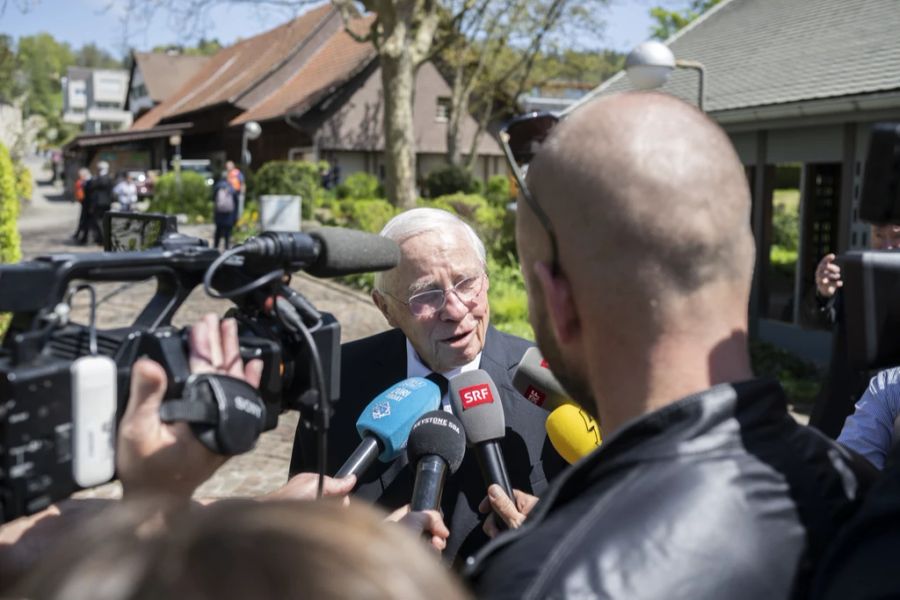 Alt Bundesrat Christoph Blocher spricht zu den Medien vor der reformierten Kirche Zumikon anlässlich dem Gedenkgottesdienst zum Hinschied von alt Bundesrätin Elisabeth Kopp, aufgenommen am Mittwoch, 3. Mai 2023 in Zumikon.