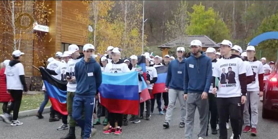 Immer weider werden ukrainische Kinder nach Russland entführt. Dort werden sie indoktriniert und etwa auch im Umgang mit Waffen trainiert.