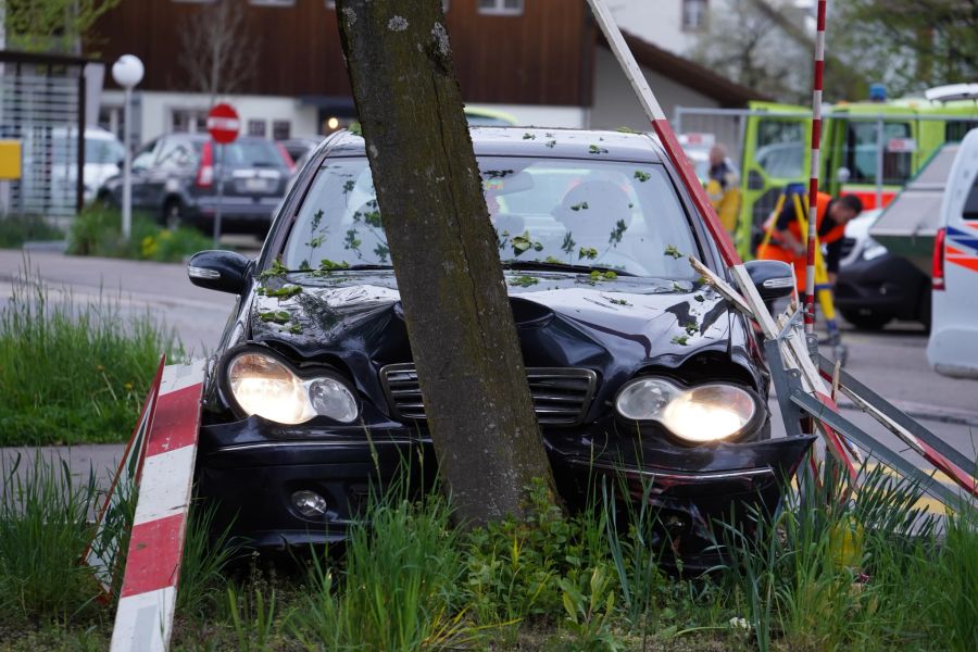 Die vier Insassen wurden verletzt.