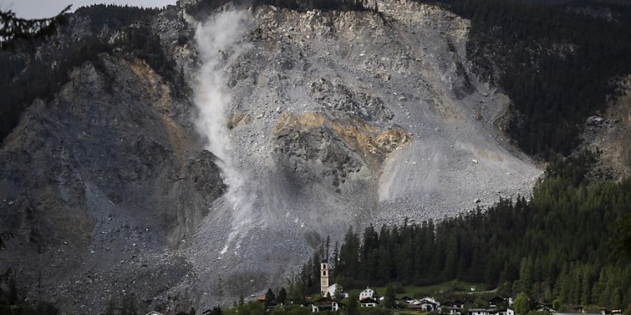 Die Felsmassen oberhalb von Brienz GR rutschen immer schneller. Ein Abbruch stand am Freitag aber laut Gemeinde noch nicht unmittelbar bevor.