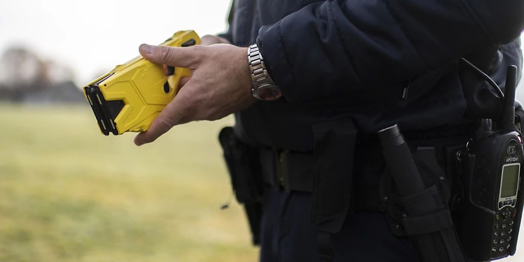 Polizei Greift Weniger Zum Taser Und Gleich Oft Zur Schusswaffe