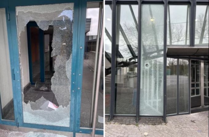 Die zerstörte Eingangstüre des Schulhaus Bünzmatt (links) und der beschädigte Eingangsbereich der Kantonsschule. Vandalenakte Wohlen